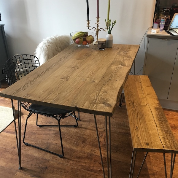 Mesa de comedor reciclada con horquillas negras, disponible en varios tamaños y colores, hecha a mano en Londres.