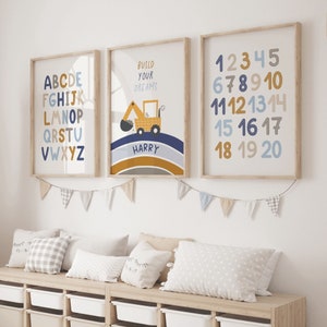 Impresiones de números del alfabeto de camiones de construcción, juego de 3 impresiones de arte de pared imprimibles personalizados para habitación de niño, decoración de habitación de niño pequeño con transporte, póster ABC