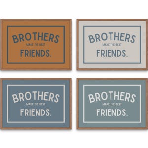 Może przedstawiać: Cztery oprawione wydruki z tekstem "Brothers Make the Best Friends." Dwa wydruki mają brązową ramę i jasnobrązowe tło z ciemnoniebieskim tekstem. Dwa pozostałe wydruki mają brązową ramę i jasnoniebieskie tło z białym tekstem.