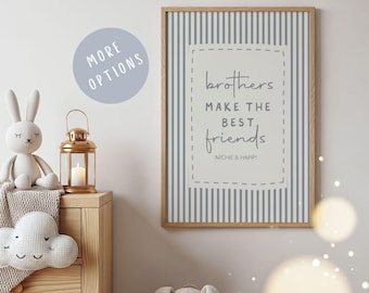 Peut inclure: Une affiche encadrée avec un cadre en bois clair. L'affiche présente un fond à rayures bleues et blanches. Le texte dit "brothers make the best friends" avec les noms "Archie & Harry" en dessous.