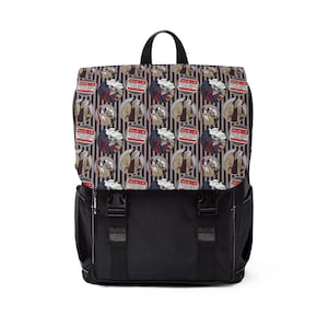 Pode incluir: Mochila preta e branca com fecho de aba e dois bolsos laterais. A aba superior apresenta um padrão repetido de personagens de desenhos animados e etiquetas de identificação "Hello, I'm" em um fundo listrado. A mochila tem uma alça e alças pretas.