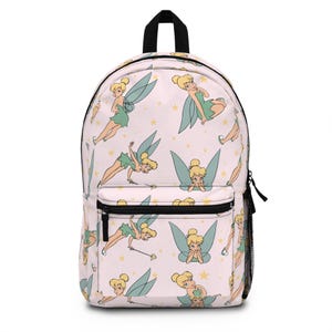 Könnte beinhalten: Ein hellrosa Rucksack mit einem sich wiederholenden Muster einer blonden Fee mit grünem Kleid und Flügeln sowie gelben Sternen. Der Rucksack hat einen schwarzen Griff, Reißverschluss und eine schwarze Seitentasche aus Mesh.