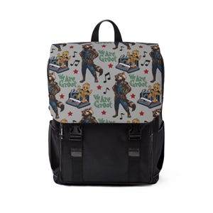 Puede incluir: Una mochila negra y gris con un patrón repetido de Rocket Raccoon, Baby Groot, notas musicales y estrellas rojas sobre un fondo gris. El texto "We Are Groot" también es visible. La parte inferior de la mochila es de color negro sólido.
