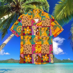 Può includere: Una camicia a maniche corte con bottoni che presenta un colorato design patchwork. La camicia mostra quadrati con immagini di Simba, fiori e stampa leopardata. Ha un colletto bianco ed è ambientata in una scena di spiaggia tropicale.
