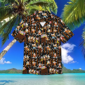 Könnte beinhalten: Ein kurzärmeliges Hemd mit schwarzem Hintergrund und einem sich wiederholenden Muster aus Zeichentrickfiguren und Lore. Braune vertikale Streifen und weiße sternartige Akzente sind ebenfalls vorhanden. Das Hemd hat einen weißen Kragen und eine Tasche auf der linken Seite.