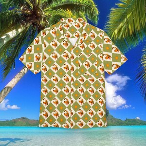 Może przedstawiać: Koszula z krótkim rękawem zapinana na guziki z powtarzającym się wzorem postaci z kreskówki psa i pomarańczowych gwiazd na zielono-białej kratce w romby. Koszula ma klasyczny kołnierzyk i kieszeń na lewej piersi.