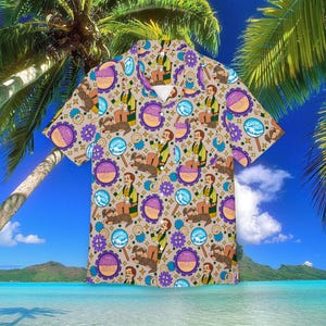 Op de afbeelding: Korte mouwen button-down shirt met een herhalend patroon van stripfiguren, tandwielen en tekst op een beige achtergrond. Het ontwerp bevat figuren in groene en gele jassen, paarse en blauwe accenten en de woorden "Carousel Progress".