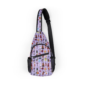 Op de afbeelding: Een paars en wit gestreepte sling bag met een herhalend patroon van stripfiguren. De tas heeft een zwarte verstelbare riem, een zwart mesh zijvak en een zwart ritsvak aan de voorkant. De tas is ontworpen om over één schouder te worden gedragen.