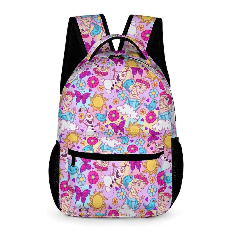 Puede incluir: Mochila con un estampado colorido con personajes de dibujos animados, mariposas, flores y soles sobre un fondo lila claro. Tiene bolsillos laterales de malla negra y correas negras.