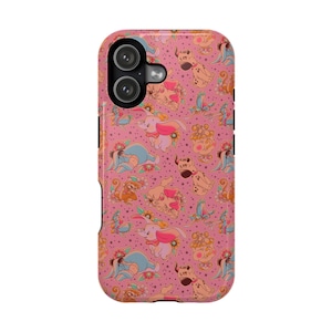 Peut inclure: Coque de téléphone rose avec un motif répété de personnages de dessins animés, dont Dumbo l'éléphant, des chiens dalmatiens et d'autres personnages animés. La coque a une finition brillante et une découpe pour l'appareil photo.