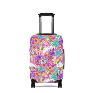 Puede incluir: Una maleta con ruedas con un estampado colorido que presenta una princesa, flores y castillos. Las palabras "kind", "beautiful" y "smart" están incorporadas en el diseño. La maleta tiene un asa y ruedas negras.