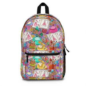Könnte beinhalten: Ein farbenfroher Rucksack mit einem sich wiederholenden Muster aus Zeichentrickfiguren, Büchern und Nähutensilien. Das Design umfasst Bilder von Mäusen, Kleidern und Garnrollen. Der Rucksack hat einen schwarzen Reißverschluss und einen schwarzen Griff.