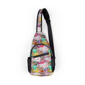 Könnte beinhalten: Eine farbenfrohe Umhängetasche mit schwarzem Riemen und Netztasche. Die Tasche zeigt ein sich wiederholendes Muster aus Zeichentrickfiguren, Spielkarten und Teetassen in Rosa, Grün, Gelb und Blau.