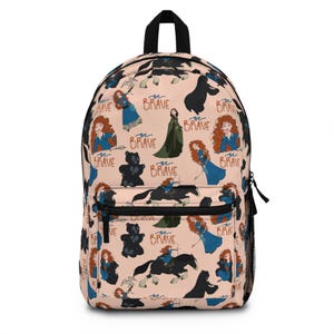 Puede incluir: Una mochila beige con asa y cremallera negras. La mochila presenta un patrón repetido de ilustraciones de una mujer pelirroja, osos, caballos y las palabras "be brave" en azul.