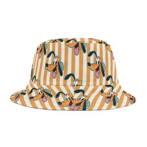 Puede incluir: Un sombrero de pescador con un patrón repetido de Pluto, el perro de dibujos animados de Disney, sobre un fondo de rayas verticales naranjas y blancas. El sombrero tiene una corona redondeada y un ala inclinada hacia abajo.