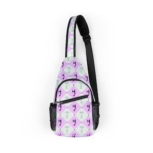 Op de afbeelding: Een sling bag met een herhalend patroon van een cartoonkarakter silhouet in zwart op een lichtgroen en roze ruitpatroon. De tas heeft een zwarte band en een zwart mesh vak.