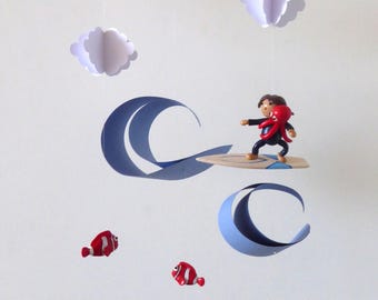 mobile pour bébé surf en fimo et papier spécial papa surfeur