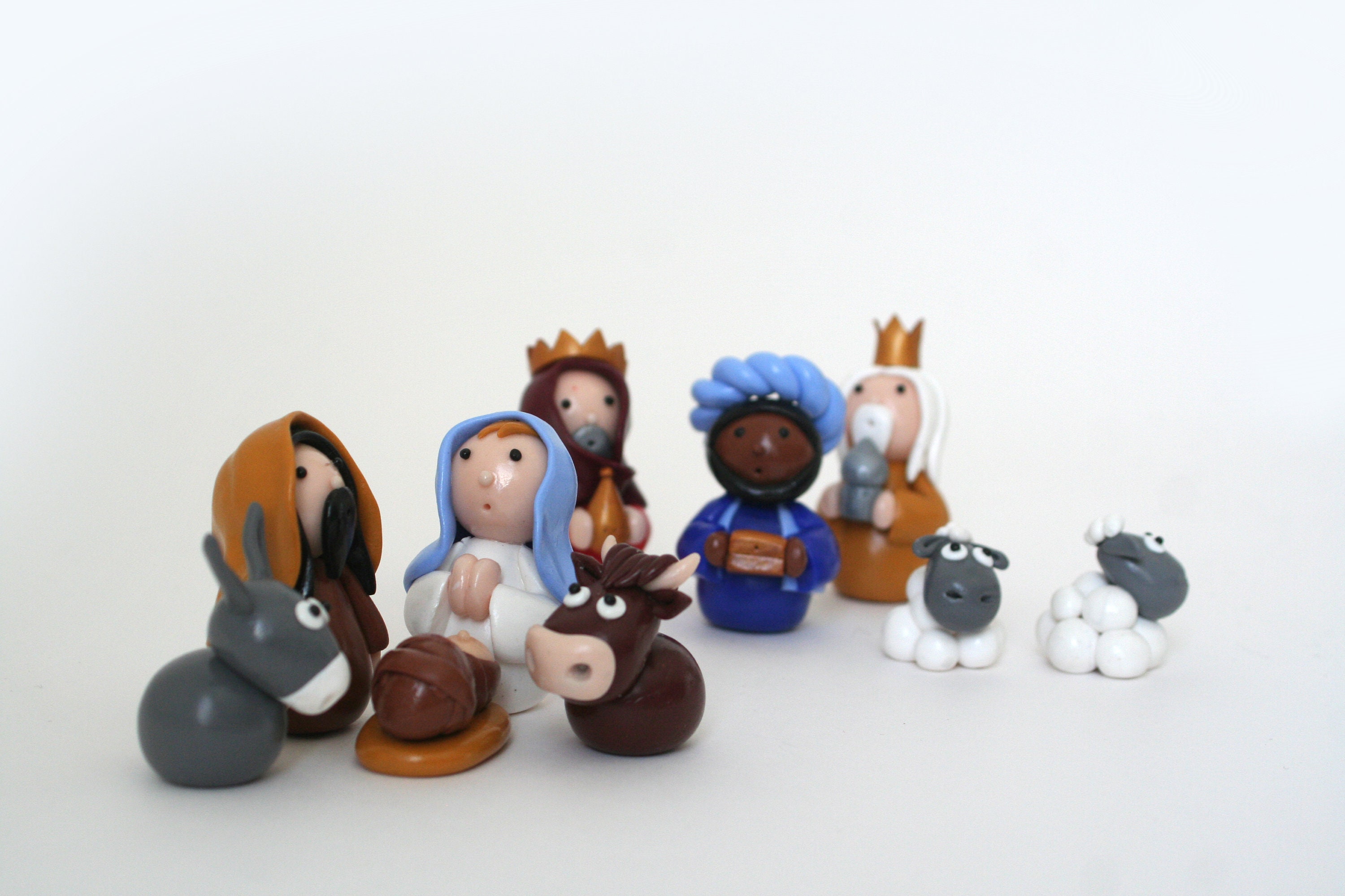 Jolie Petite Crèche de Noël Comprenant 10 Personnages