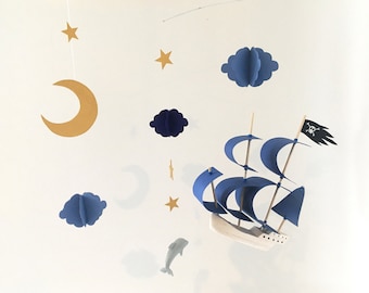 Mobile pour bébé bateau pirate au milieu des nuages des étoiles et de la lune fimo bois et papier