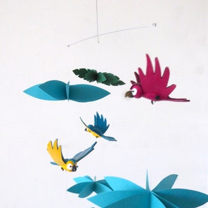 mobile pour bébé les perroquets de la jungle en pâte fimo et papier turquoise vert et jaune image 2
