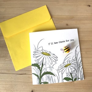 Carte anniversaire avec enveloppe et pin’s abeille en fimo jaune