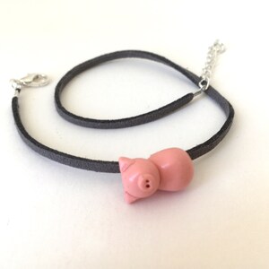 bracelet petit cochon rose pour enfant en fimo et suédine grise image 3