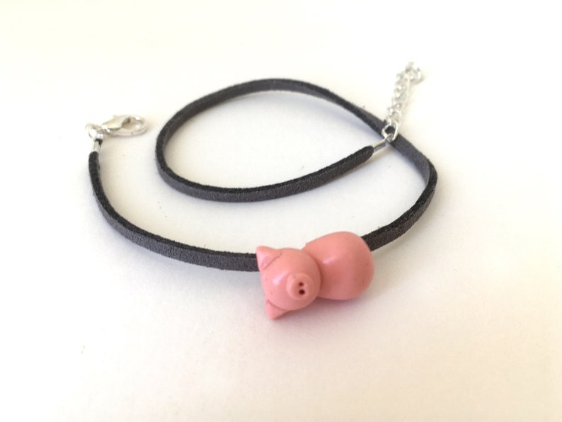 bracelet petit cochon rose pour enfant en fimo et suédine grise image 3