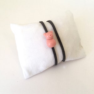 bracelet petit cochon rose pour enfant en fimo et suédine grise image 1