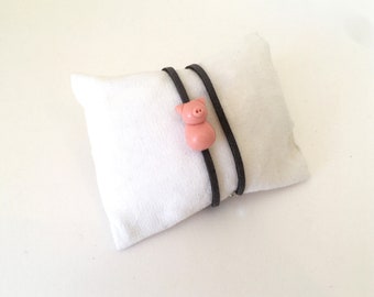 bracelet petit cochon rose pour enfant en fimo et suédine grise