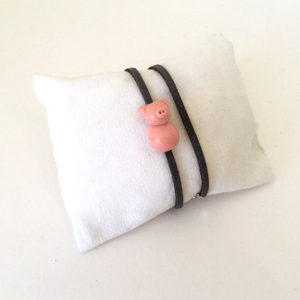 bracelet petit cochon rose pour enfant en fimo et suédine grise