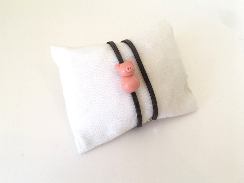 bracelet petit cochon rose pour enfant en fimo et suédine grise image 1