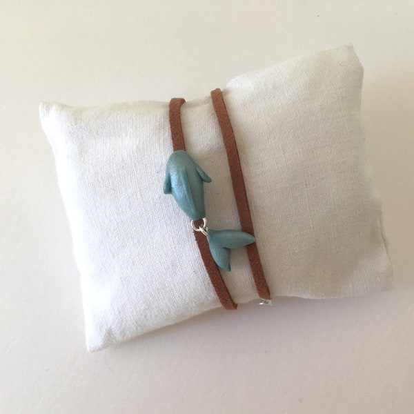 bracelet baleine pour enfant en fimo bleu et suédine marron