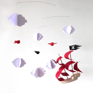 Mobile pour bébé bateau pirate rouge en bois et papier avec nuages blancs et oiseaux en fimo image 1