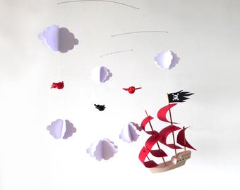 Mobile pour bébé bateau pirate rouge en bois et papier avec nuages blancs et oiseaux en fimo