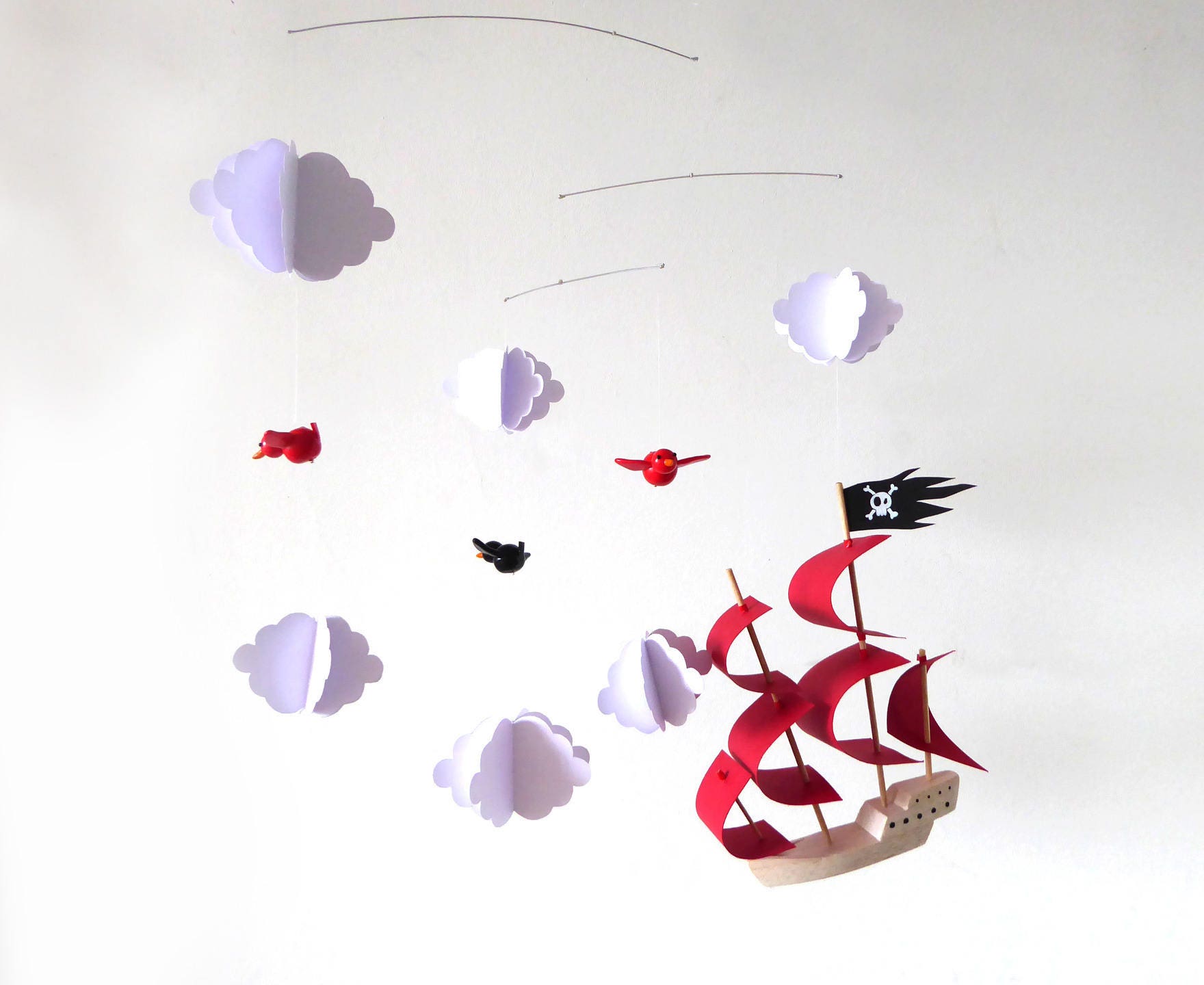 Mobile Pour Bébé Bateau Pirate/En Bois et Papier Rouge, Nuages de Blanc Oiseaux Fimo Rouge Noir