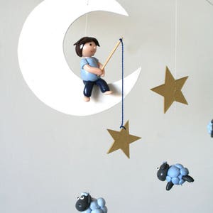 mobile pour bébé le pêcheur d'étoiles et ses moutons bleus et or en pâte fimo, étoiles et lune en carton, nuage en papier image 3