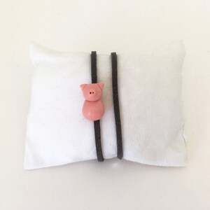 bracelet petit cochon rose pour enfant en fimo et suédine grise image 2
