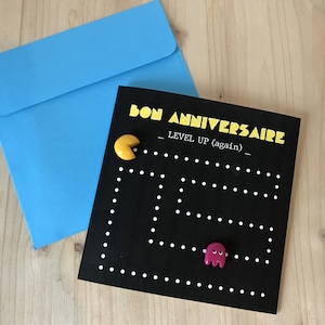 Carte anniversaire avec enveloppe et pin's en fimo pacman jaune et fantôme rose