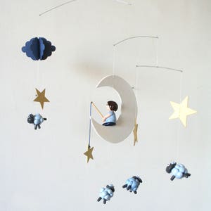 mobile pour bébé le pêcheur d'étoiles et ses moutons bleus et or en pâte fimo, étoiles et lune en carton, nuage en papier image 4