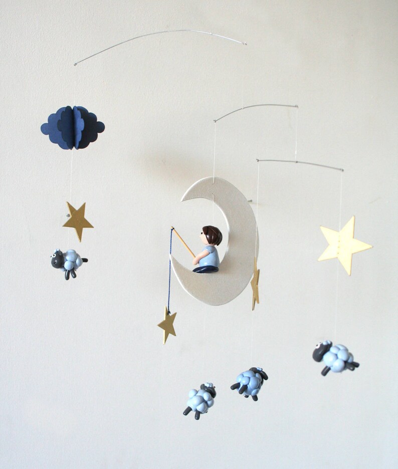 mobile pour bébé le pêcheur d'étoiles et ses moutons bleus et or en pâte fimo, étoiles et lune en carton, nuage en papier image 4