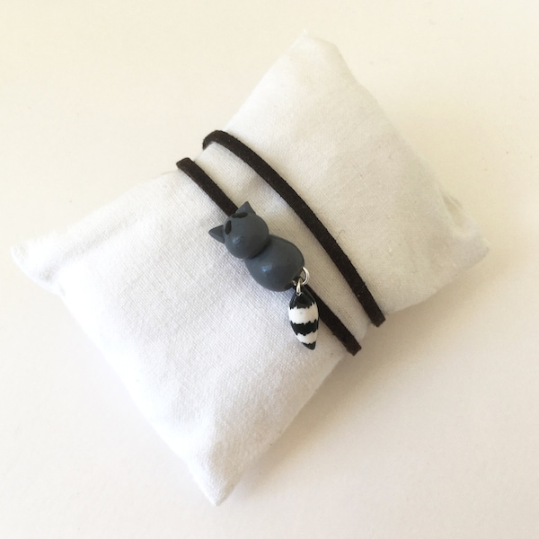 bracelet raton laveur pour enfant en fimo grise, noire et blanche et suédine marron