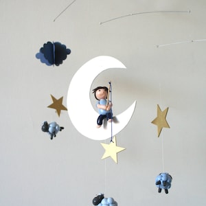 mobile pour bébé le pêcheur d'étoiles et ses moutons bleus et or en pâte fimo, étoiles et lune en carton, nuage en papier image 1