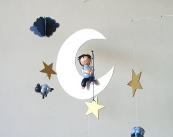 mobile pour bébé le pêcheur d'étoiles et ses moutons bleus et or en pâte fimo, étoiles et lune en carton, nuage en papier