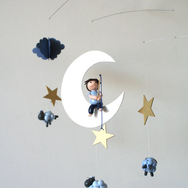 mobile pour bébé le pêcheur d'étoiles et ses moutons bleus et or en pâte fimo, étoiles et lune en carton, nuage en papier