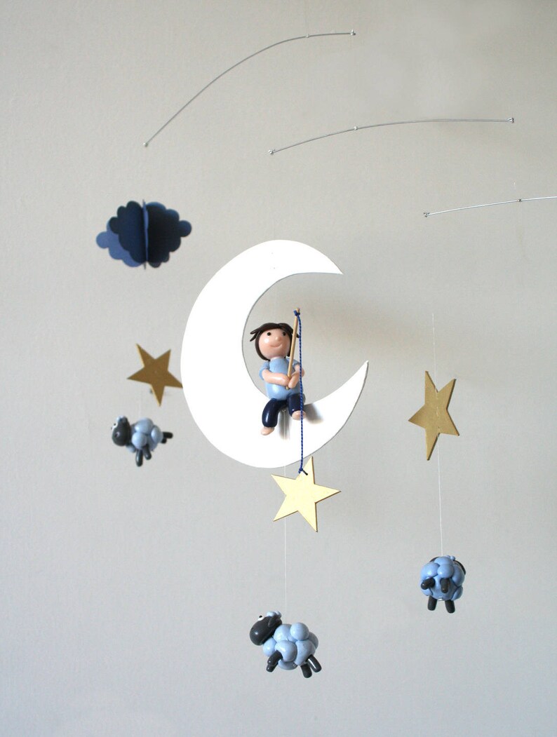 mobile pour bébé le pêcheur d'étoiles et ses moutons bleus et or en pâte fimo, étoiles et lune en carton, nuage en papier image 1