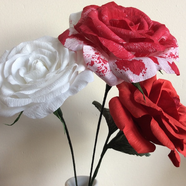Peindre les roses blanches en rouge ! Décorations sur le thème des roses en papier crépon Alice au pays des merveilles. Mariage ou fête, premier anniversaire