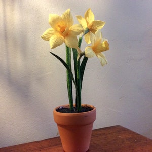 Narcisi tête-à-tête di carta crespa in vasetto di ceramica - Decorazione da tavola per Matrimoni, Primo Anniversario, Pasqua, Compleanno
