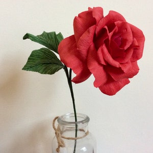 Rosa rossa realistica in carta crespa a gambo singolo, primo anniversario, regalo per insegnanti, tema La bella e la bestia, decorazione di nozze, fiore commemorativo