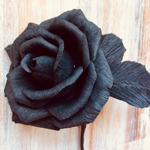 Rosa di carta crespa nera, foglie nere. Regalo di San Valentino, amanti di Halloween, matrimonio gotico