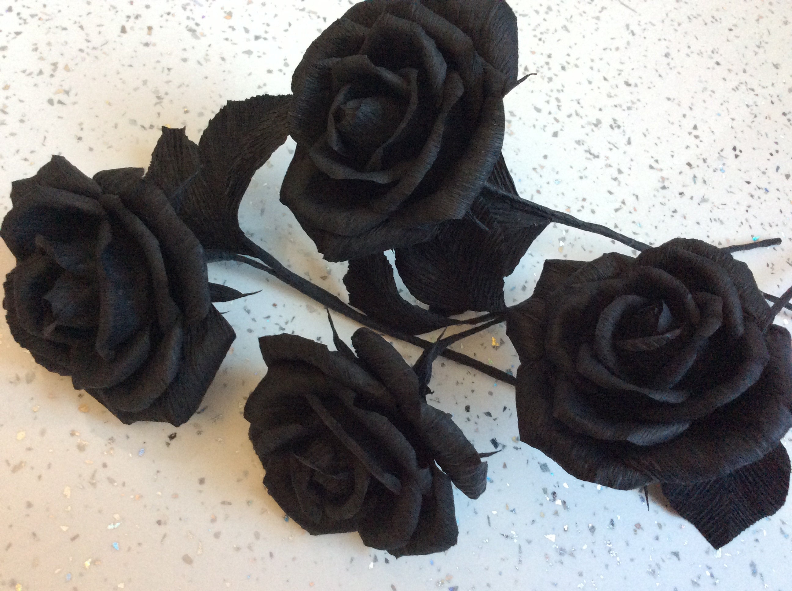 Rosa de papel crepé negro con hojas negras. Regalo de San Valentín, para  amantes de Halloween, boda gótica. - Etsy México, image size:2592x1936
